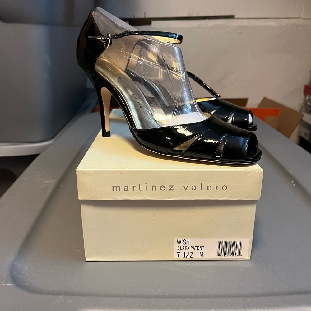 Martinez Valero Black Patent Leather Heels Sleek Design